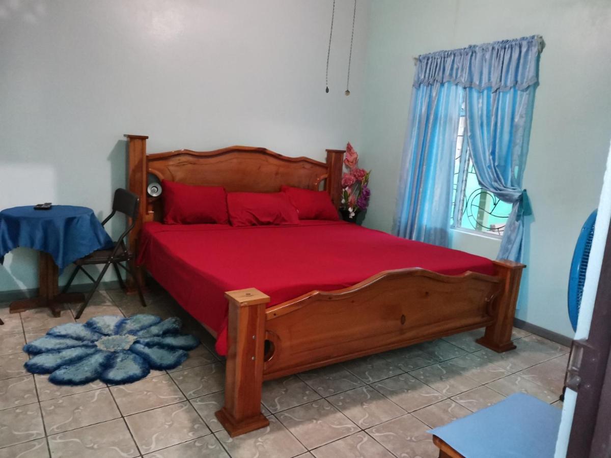 Cabinas Mitchaelle'S Puerto Viejo de Talamanca Eksteriør billede